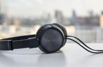 What’s the Difference Between Over-Ear and On-Ear Headphones?